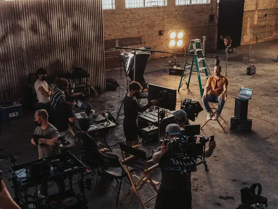 Rodaje en marcha: equipo, luces y monitores alrededor del set